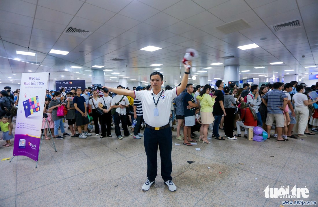 Metro số 1 vượt mốc 1 triệu khách， ngày đầu năm mới đông nghịt ở ga Bến Thành - Ảnh 8.