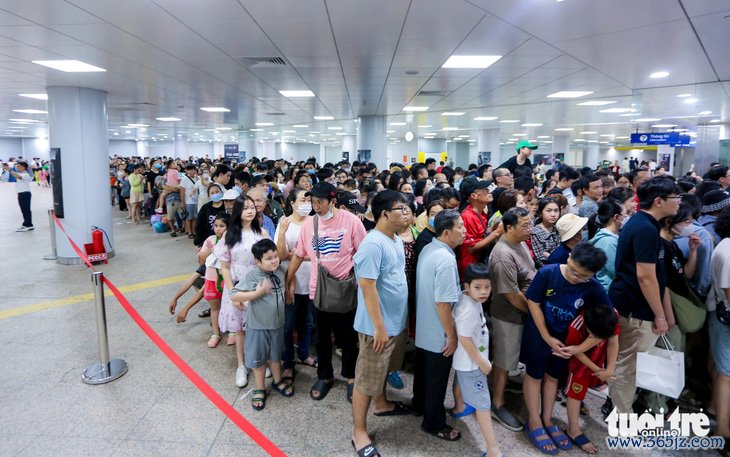 Metro số một vượt mốc 1 triệu khách， ngày đầu năm mới đông nghịt ở ga Bến Thành - Ảnh 2.