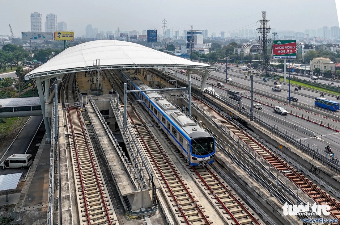 Metro số một vượt mốc 1 triệu khách， ngày đầu năm mới đông nghịt ở ga Bến Thành - Ảnh 9.