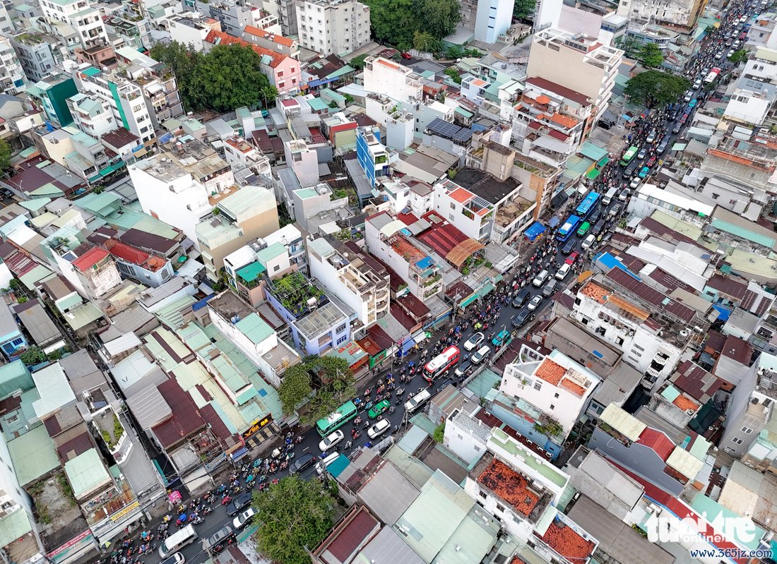 Toàn cảnh Hàng Xanh đến cầu Bình Triệu: Kẹt xe không lối thoát và nhà cửa xô lệch chờ TOD - Ảnh 5.